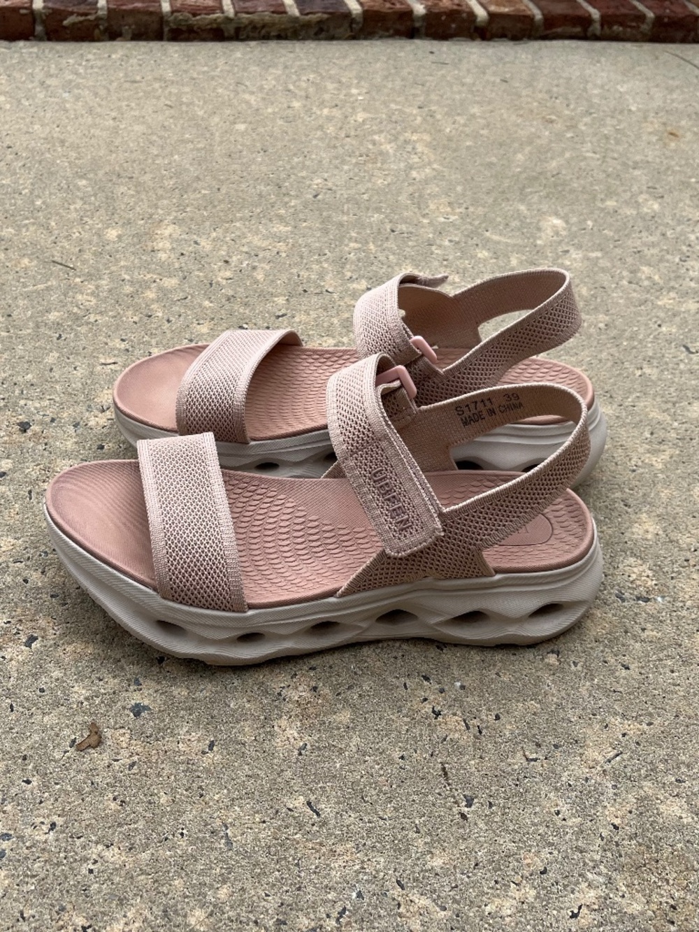 UBFEN —Velcro Walking Sandals - Women’s size 8, Blush Pink